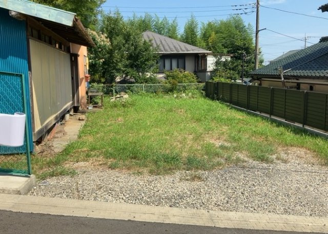 土地の面積＝住宅面積ではありません。建ぺい率の問題などで、土地のある場所によって住宅を建てられる面積は限られています。高さもしかり、「土地」という言葉の中には、建築条件も含まれると考えておきましょう。