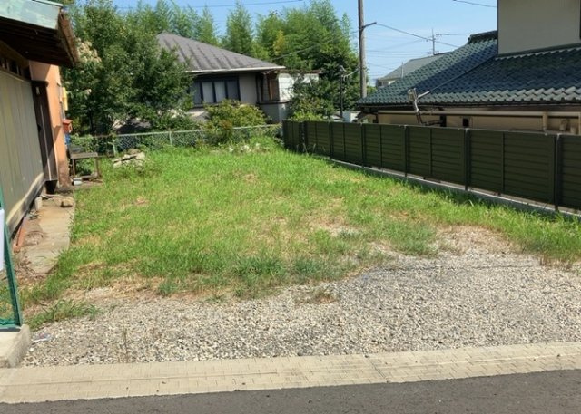 家を建てる場合、方位は要チェックです。現実的に日当たりのよい家ならばリビングは南側、建築基準法でも北側に当たる家への配慮は求められています。土地を見学に行く際は、方位磁針を持って行くようにしましょう。