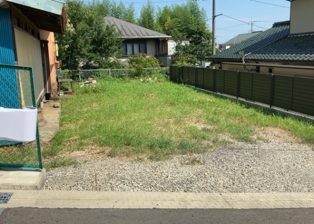 土地の前の道路に消火栓が設置されていることがあります。この場合、道路交通法第45条第1項により、駐車禁止の場所が指定されています。そのため、車庫などの駐車スペースをつくることができない場合があります。