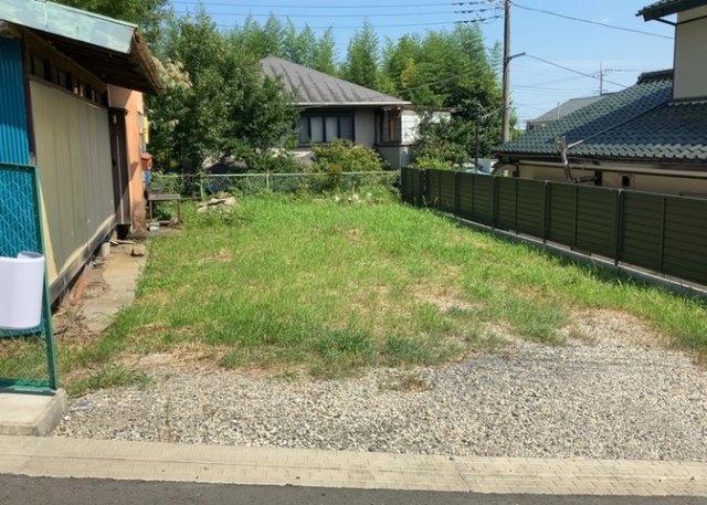 現地に行くなら、物件の周囲の地形がどうなっているかを見ることも大切です。周辺より低くなっている土地では、大雨などで水が集まりやすいため、地盤が弱くなっているということも考えられるため、注意が必要です。