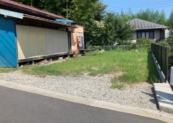 土地購入を検討されている場合、境界杭がない状態で購入してしまうと境界確定測量をする必要があり、費用がかかります。購入の前に、売主、隣土地所有者立ち合いのもと境界を確定し境界杭を設置するのがベストです。