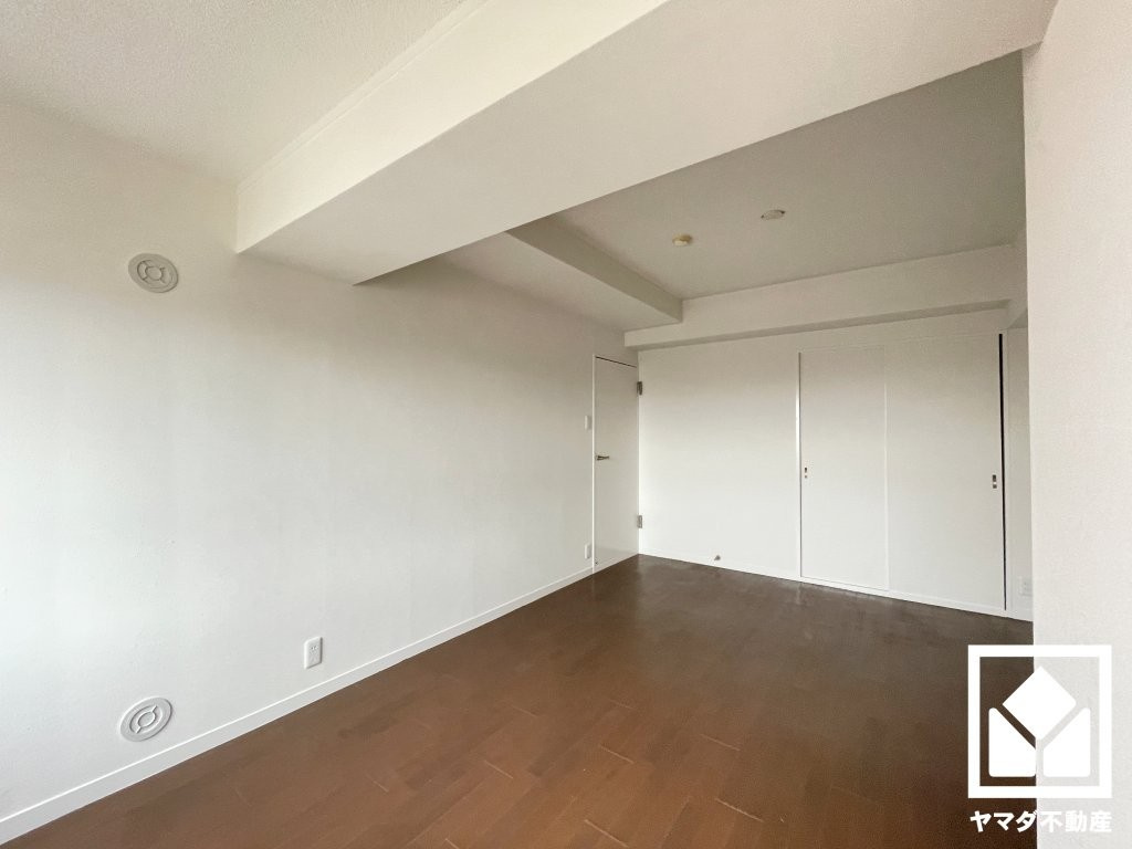 大きなクローゼット付きで整理整頓しやすいお部屋です。