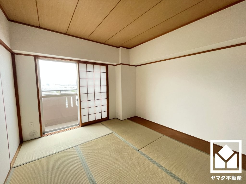 約6帖の和室です。陽光がたっぷり差し込む洗練された和の空間。温かみのある畳のスッキリとしたデザインが、暮らしを心地よく彩ります。
