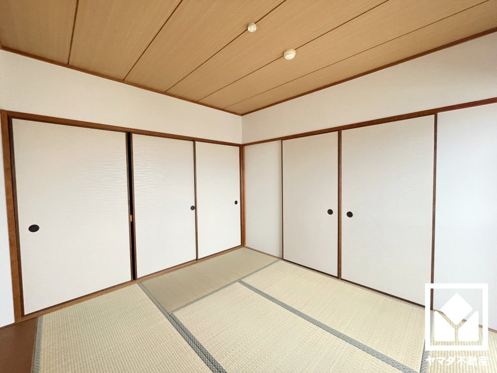 リビングに隣接しており、一体利用も可能です。子どもの遊び場、お昼寝スペース、家族のくつろぎ空間にも。和室があると、暮らしの幅がぐんと広がる。