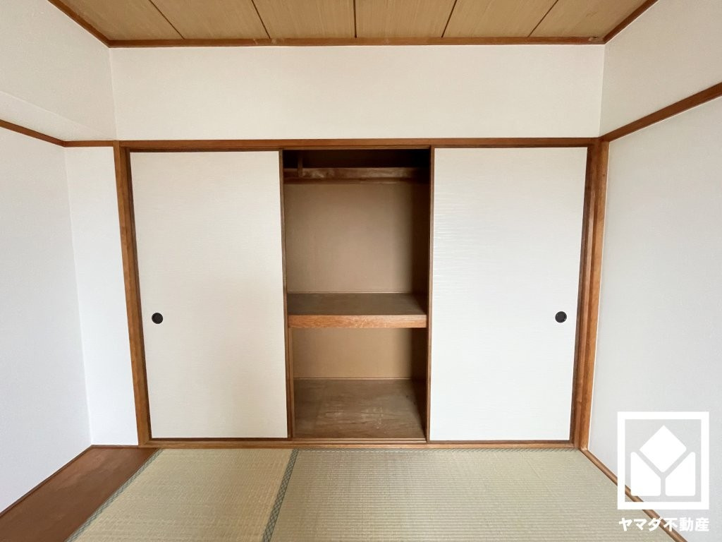 大きな押入れなので整理整頓しやすいです。お客様用の座布団や寝具も収納可能です。