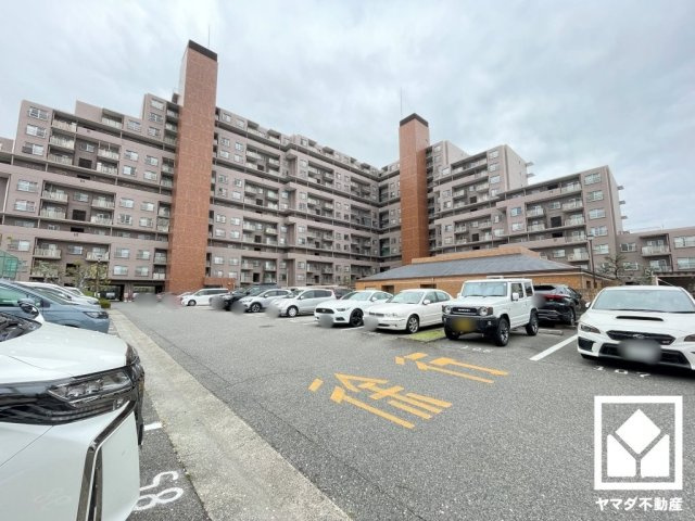 専用使用駐車場権利付きの住戸ですが、敷地内には賃貸駐車場も完備しています（月額18、000円）。空き状況等は弊社スタッフまでお気軽にお問い合わせください。