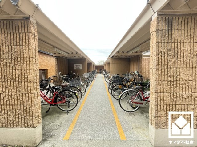 広々とした屋根付き駐輪場を完備。雨や風、直射日光から自転車を守ることができます。