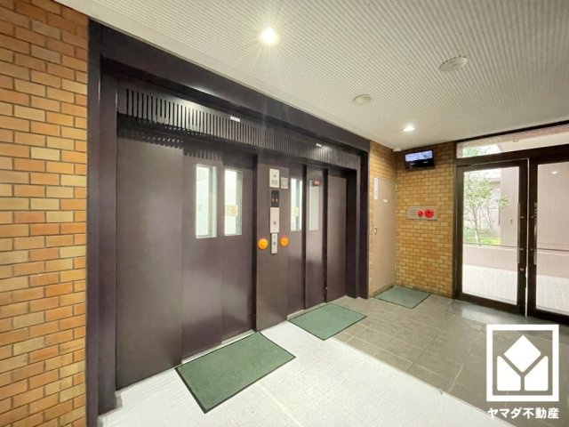 集合ポストが備わっています。ダイヤル錠付きなので安心です。防犯カメラも設置されておりセキュリティに配慮されています。