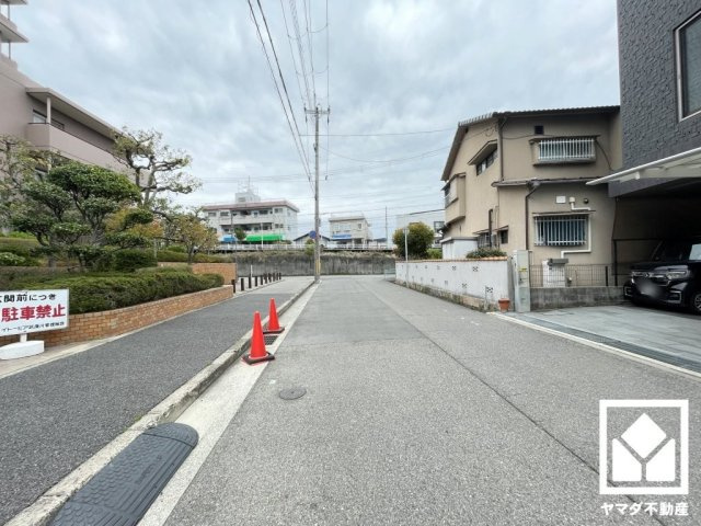 「セブンイレブン西宮小松町2丁目店」まで徒歩9分、「生鮮&amp;業務スーパーボトルワールドOK西宮鳴尾店」まで徒歩11分など、お買い物施設が徒歩圏内に複数あり便利な住環境です。