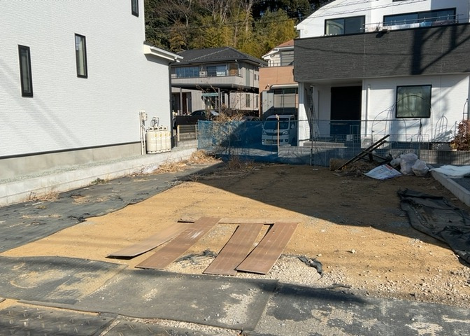 土地の形が極端に長細かったり、狭小地、あるいは道路との高低差がある傾斜地だった場合、後々売ろうとしても買い手がつかない場合もあります。後々、売却することになった時に価値の下がらない土地を選びましょう。