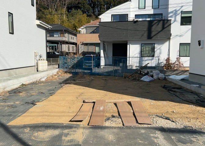 土地の面積＝住宅面積ではありません。建ぺい率の問題などで、土地のある場所によって住宅を建てられる面積は限られています。高さもしかり、「土地」という言葉の中には、建築条件も含まれると考えておきましょう。
