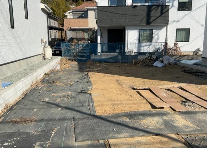 家を建てる場合、方位は要チェックです。現実的に日当たりのよい家ならばリビングは南側、建築基準法でも北側に当たる家への配慮は求められています。土地を見学に行く際は、方位磁針を持って行くようにしましょう。