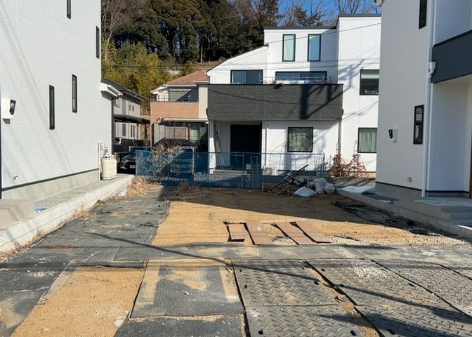 土地の前の道路に消火栓が設置されていることがあります。この場合、道路交通法第45条第1項により、駐車禁止の場所が指定されています。そのため、車庫などの駐車スペースをつくることができない場合があります。