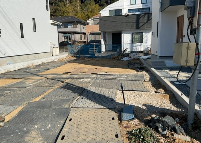 現地に行くなら、物件の周囲の地形がどうなっているかを見ることも大切です。周辺より低くなっている土地では、大雨などで水が集まりやすいため、地盤が弱くなっているということも考えられるため、注意が必要です。