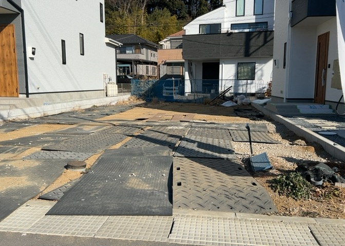 隣家の土地はどうなっているのか、生活利便施設が近くにあるのか、学校まで近いかなど、お客様のライフスタイルにあわせたイメージが重要です。また、近くにあると困る施設が近くにないかも確認するといいでしょう。