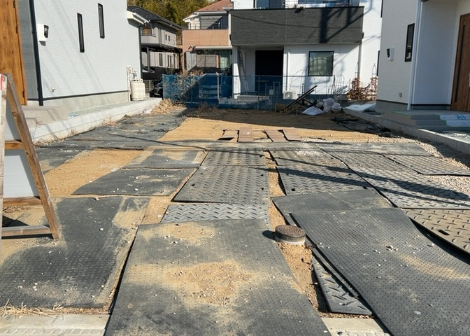 土地購入を検討されている場合、境界杭がない状態で購入してしまうと境界確定測量をする必要があり、費用がかかります。購入の前に、売主、隣土地所有者立ち合いのもと境界を確定し境界杭を設置するのがベストです。