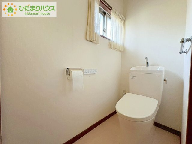 小窓が付いているので、トイレも明るい空間になっております♪