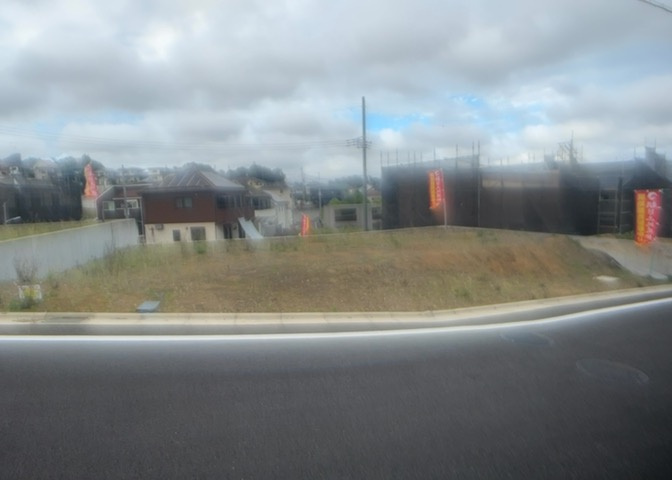 土地の面積＝住宅面積ではありません。建ぺい率の問題などで、土地のある場所によって住宅を建てられる面積は限られています。高さもしかり、「土地」という言葉の中には、建築条件も含まれると考えておきましょう。