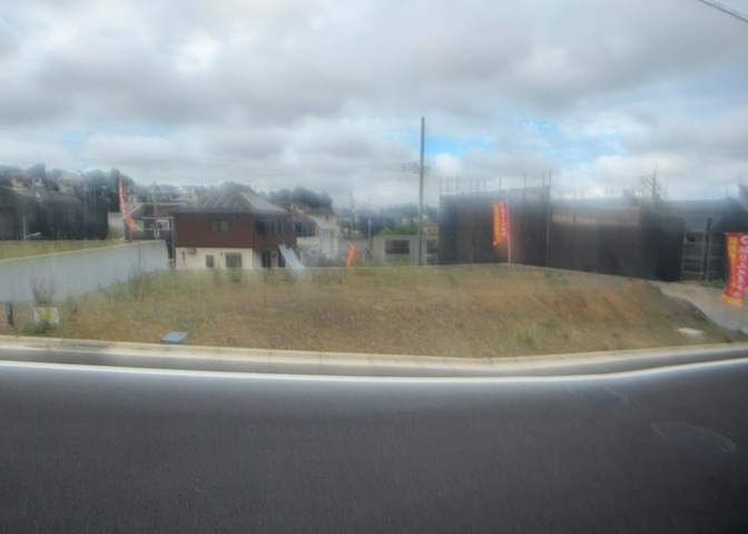 土地を買う際、住む地域の自治体や福祉の補助制度にも注目してみましょう。子供や老人の医療補助やゴミ出しのルールなど、自治体によってルールに大きな違いがあるため、暮らしやすい土地で判断するとよいでしょう。