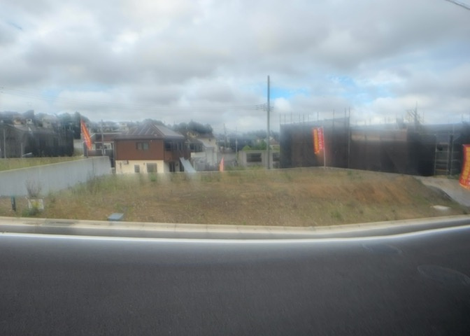 土地の前の道路に消火栓が設置されていることがあります。この場合、道路交通法第45条第1項により、駐車禁止の場所が指定されています。そのため、車庫などの駐車スペースをつくることができない場合があります。