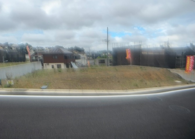 隣家の土地はどうなっているのか、生活利便施設が近くにあるのか、学校まで近いかなど、お客様のライフスタイルにあわせたイメージが重要です。また、近くにあると困る施設が近くにないかも確認するといいでしょう。