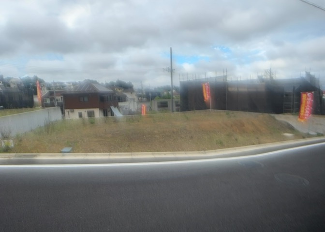 土地購入を検討されている場合、境界杭がない状態で購入してしまうと境界確定測量をする必要があり、費用がかかります。購入の前に、売主、隣土地所有者立ち合いのもと境界を確定し境界杭を設置するのがベストです。