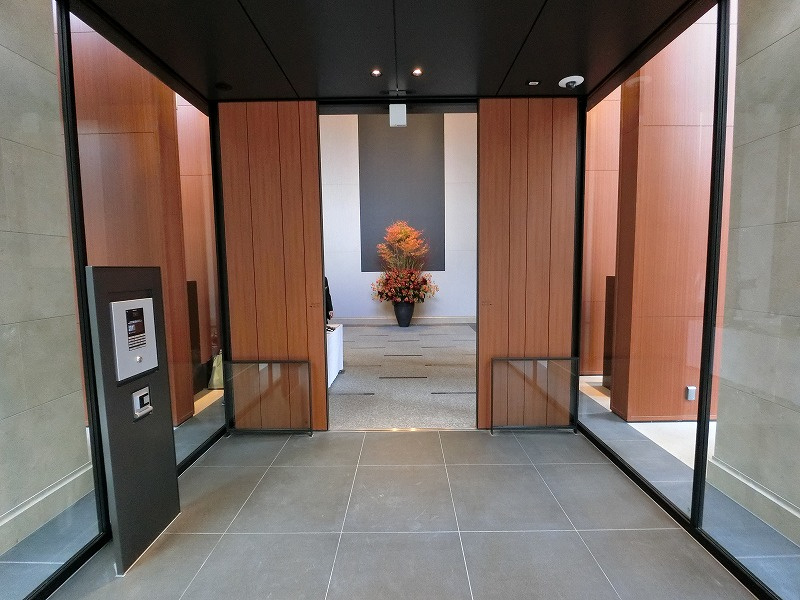 【風除室】安心安全のオートロックです！強固なセキュリティもタワーマンションの魅力の1つ☆