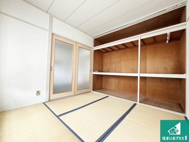 一室あると便利な和室は客間としてだけでなく、小さなお子様のプレイルームや食後のくつろぎスペースとしてもご利用いただけます。収納もついていますので大活躍間違いなし！