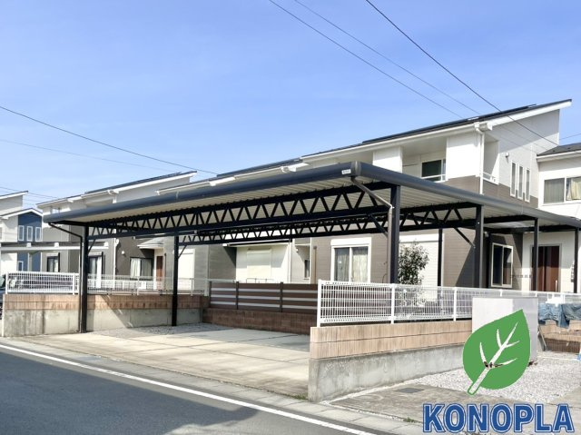 ■外観｜現地は、日常に便利なスーパーやコンビニなどの商業施設が身近に揃う便利な立地です。引越し直後は何かとお世話になりそうな商業施設も、車でちょっと行ったところにある嬉しい周辺環境です。