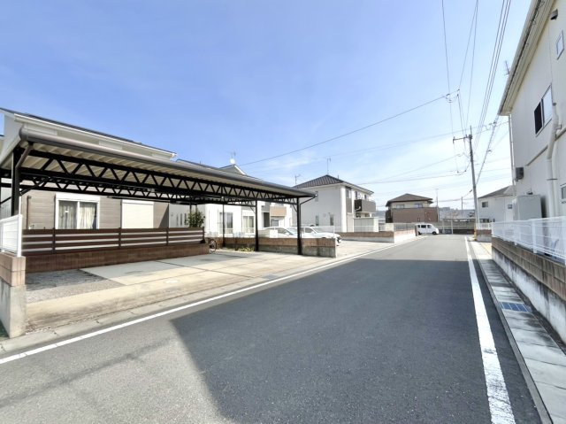 ■外観｜前面道路が広く見渡しが良いので、車の安全確認もばっちり！車の運転が苦手な方でも安心ですね♪
