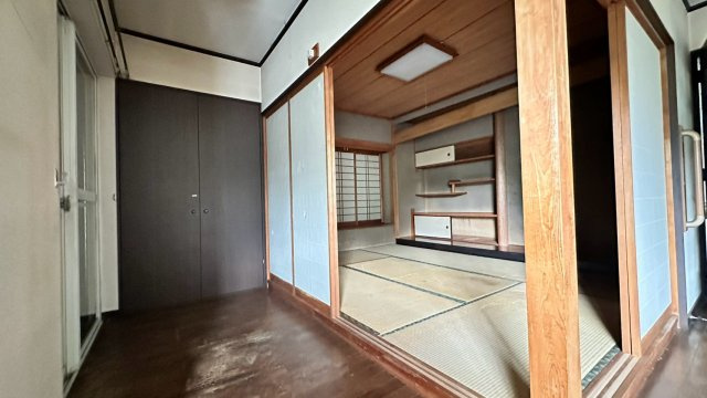 【広縁・収納付きで広々使える和室】客間としてはもちろん、お子様のお昼寝スペースや家事スペースとしても大活躍。収納スペースや縁側を備えており、用途に合わせて臨機応変に使える便利な空間です。