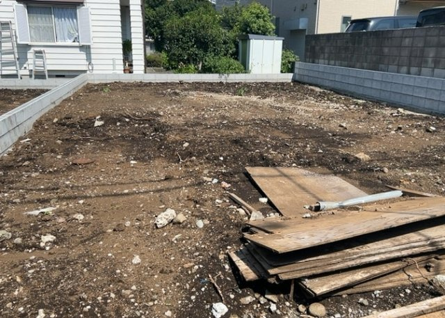 土地の形が極端に長細かったり、狭小地、あるいは道路との高低差がある傾斜地だった場合、後々売ろうとしても買い手がつかない場合もあります。後々、売却することになった時に価値の下がらない土地を選びましょう。