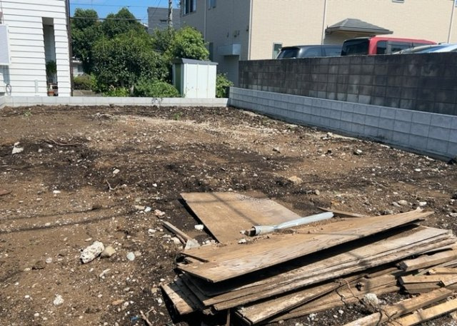 土地の面積＝住宅面積ではありません。建ぺい率の問題などで、土地のある場所によって住宅を建てられる面積は限られています。高さもしかり、「土地」という言葉の中には、建築条件も含まれると考えておきましょう。