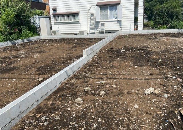 家を建てる場合、方位は要チェックです。現実的に日当たりのよい家ならばリビングは南側、建築基準法でも北側に当たる家への配慮は求められています。土地を見学に行く際は、方位磁針を持って行くようにしましょう。