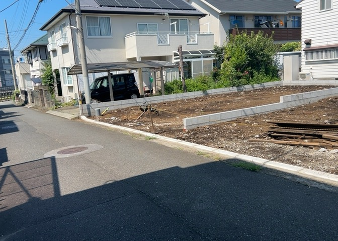 現地に行くなら、物件の周囲の地形がどうなっているかを見ることも大切です。周辺より低くなっている土地では、大雨などで水が集まりやすいため、地盤が弱くなっているということも考えられるため、注意が必要です。