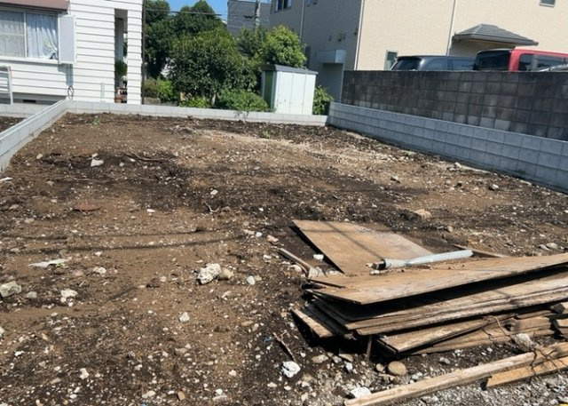 土地購入を検討されている場合、境界杭がない状態で購入してしまうと境界確定測量をする必要があり、費用がかかります。購入の前に、売主、隣土地所有者立ち合いのもと境界を確定し境界杭を設置するのがベストです。