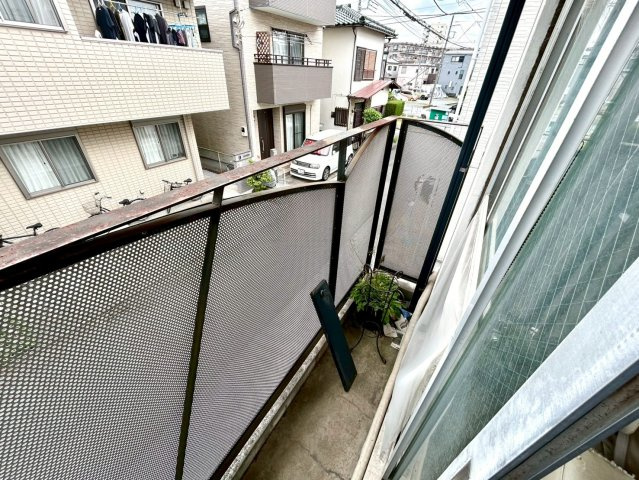 バルコニーは、建物内から室外へ楽に出入りできる便利なスペースです。また、バルコニーには手すりを付けることが義務付けられており、手すりの高さは110cm以上で施工することが建築基準法で定められています。