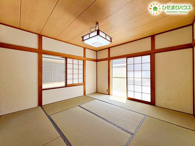日本の伝統的な美しさと木の温もりが心地よく調和した開放感のある和室！リビングと続き間なので、扉を開ければ大空間を演出できます！