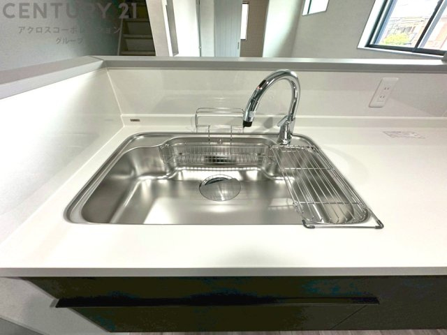 大きなシンクでお鍋などの大きな調理器具を洗う際にも便利です。　