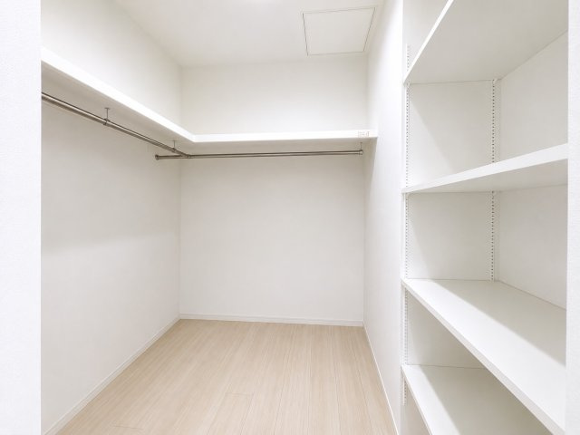 主寝室に広々としたウォークインクローゼットを設置しています。衣類はもちろん、季節家電やスーツケースなども収納できる十分な広さがあります。可動棚も備えられているため、小物やバッグなども整理しやすいです。