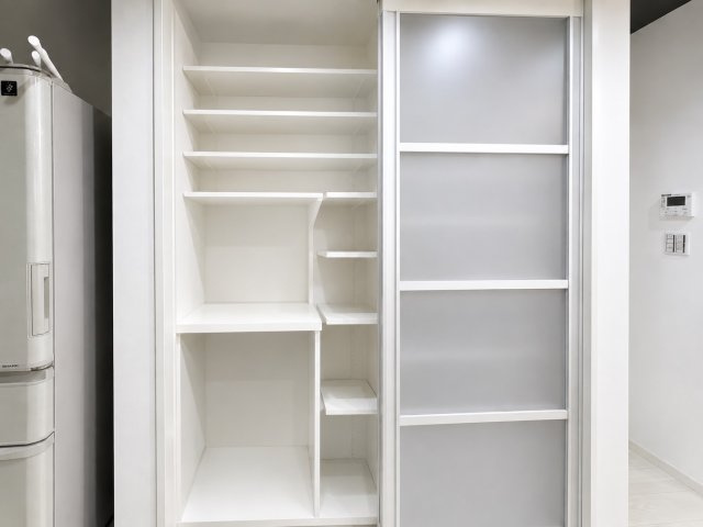 キッチンにはパントリーを設置。食品のストックや飲料、調理家電、日用品まで用途に合わせて整理できるため、キッチンをすっきりと保つことが可能です。収納する物の高さに合わせて自由に調整できるのも魅力です。