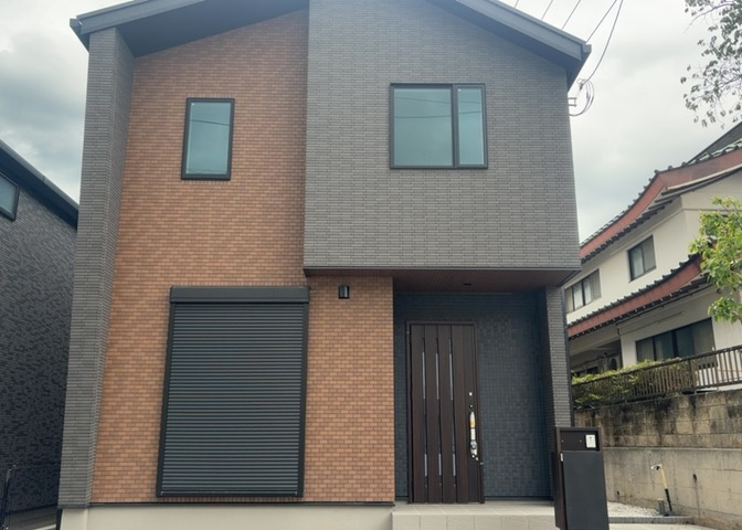 道幅が狭い場所は比較的土地の値段が低いことが多く、また交通量が少ないため騒音が少なく静かな環境で過ごせます。また、小さいお子様がいるご家庭も安心です。一方で車の駐車が難しいというデメリットもあります。