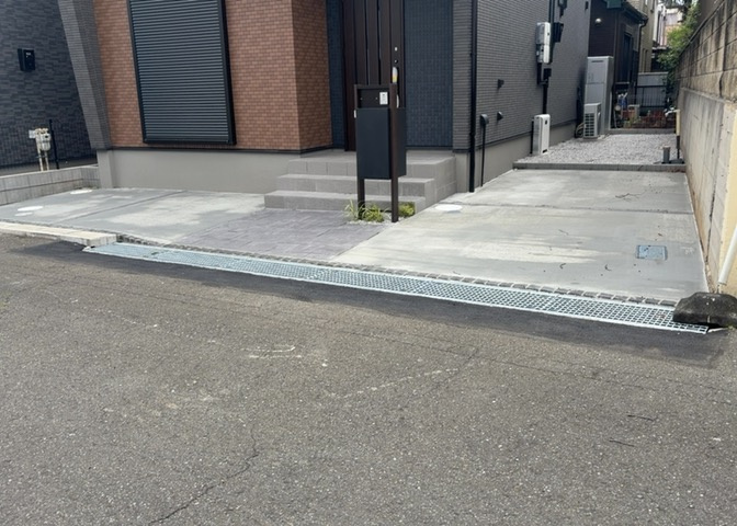 道幅が広い場所は日当たりや風通が良好です。幅が広いのですれ違いも可能ですし大きな車でも駐車可能！一方で、大型車が通ることも多くなるため交通量の増加により騒音に繋がります。また土地の値段が高くなります。