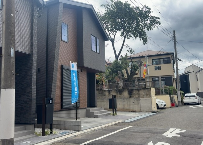 現在は更地となっています。現地をご見学に行く際は、道路の幅や周辺の交通量、施設などをご確認頂くことをおすすめします！ある程度イメージをつけたいという場合は、同売主の施工事例や完成パースもお見せします。