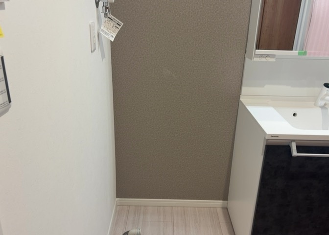 玄関は、狭すぎると複数人で使いにくく、広すぎても無駄な空間になりがちです。最低2畳を目安にして、家の広さとの兼ね合いや家族の人数を考慮して決めるとよいでしょう。現地を見学して快適な玄関を選びましょう！