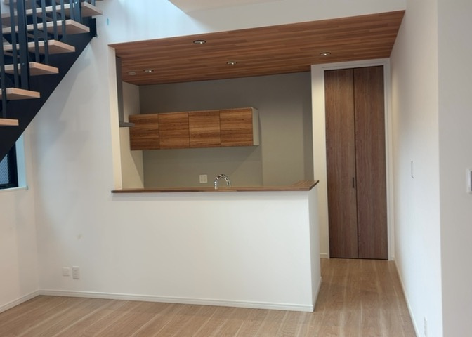 眺望を気にして物件を探す場合、前面に建物が建っていないか現地で確認しましょう！前面に建物があると景色はもちろん、日当たりや風通しにも影響が出てきます。住んだ時のことを想像しながら現地見学をしましょう。