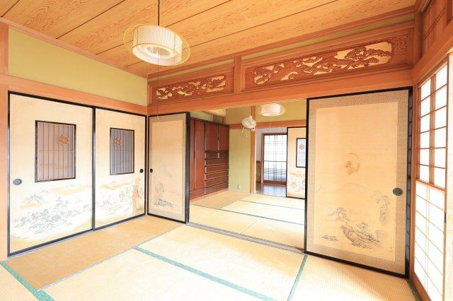 欄間の細かな彫刻が目を引きます