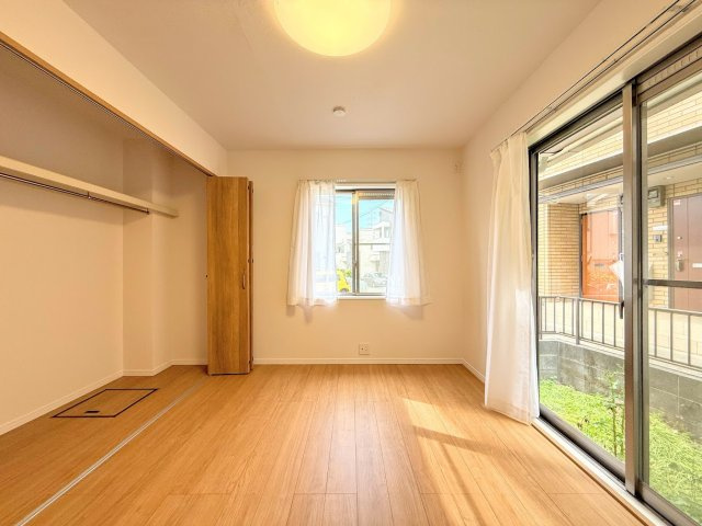 ◆室内はいつも明るい印象なので気持ちの良い朝を迎えられます。各部屋にはクローゼットを完備しており、収納が多いお家はすっきりして快適空間です。