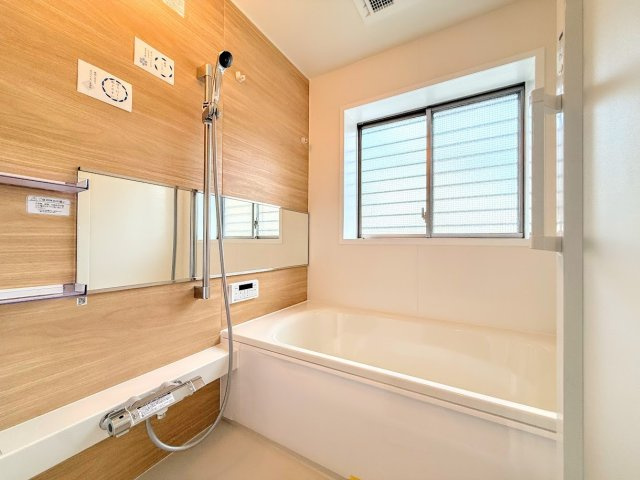 ◆お子様と一緒にバスタイムを楽しめる広々空間。浴室乾燥機付で心地よいバスタイムを実現します。