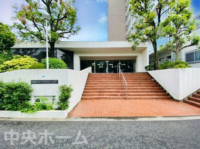 【エントランス】マンションのエントランスは、その物件の印象を決める、顔とも言える場所です。毎日通る場所ですからきれいなのが一番です。エントランス内はオートロックですので暮らしの安全も確保されています。